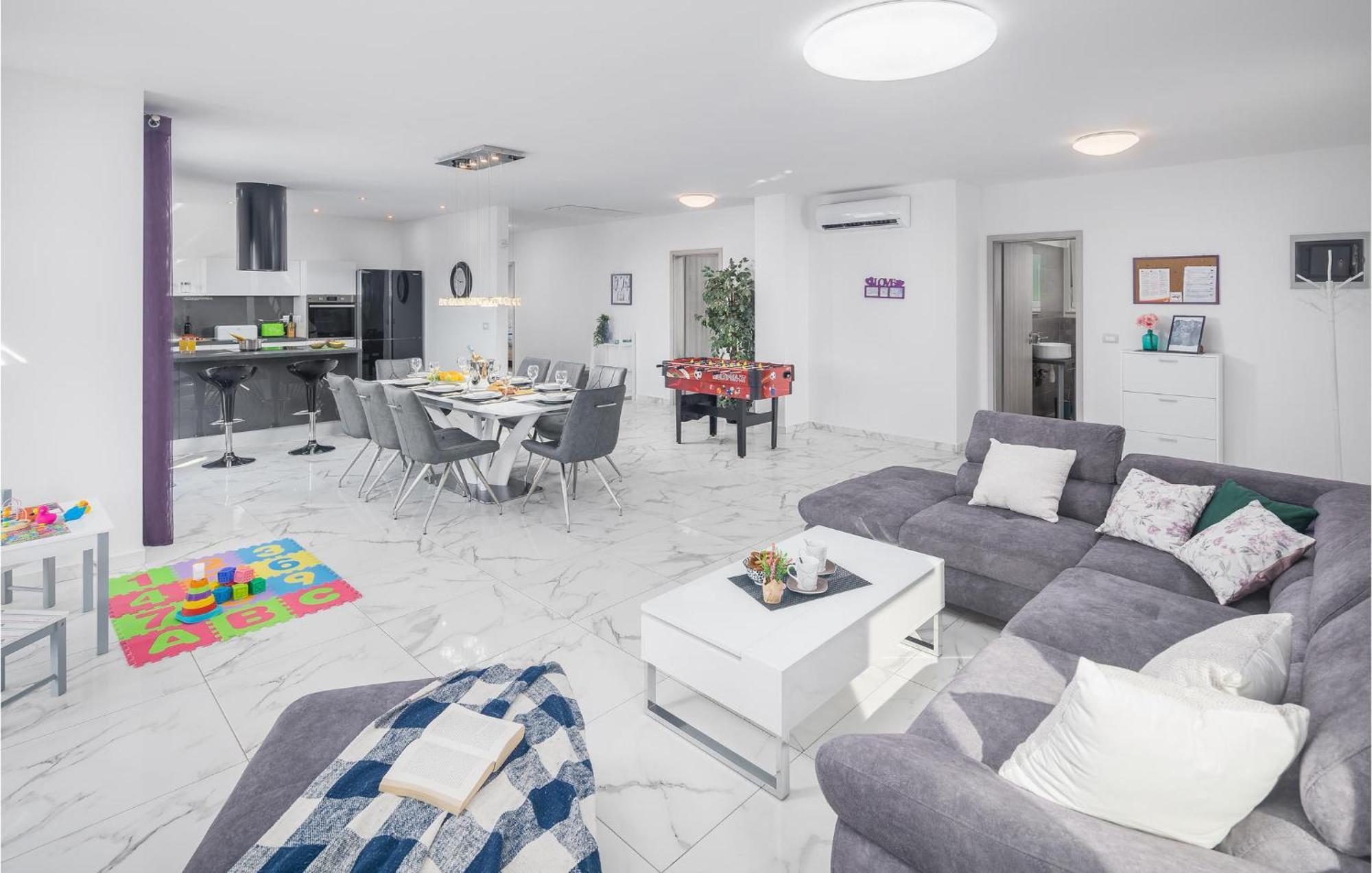 In With House A Panoramic View Pula